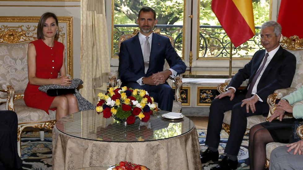 Otra imagen de Anne Hidalgo junto a los reyes.