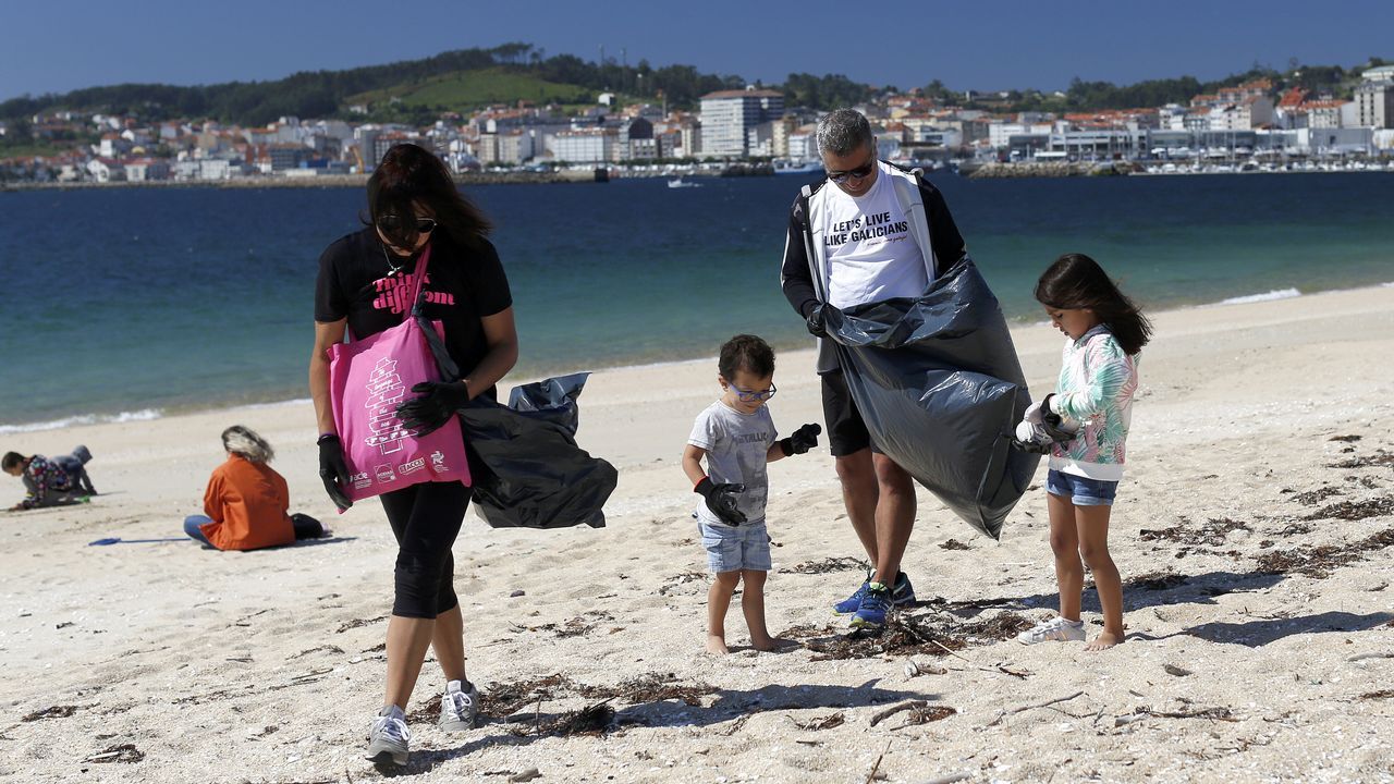 Limpieza multitudinaria de alumnos del Centro Británico que también se realizará en otros cinco arenales del norte de España EN LA PLAYA DE COROSO