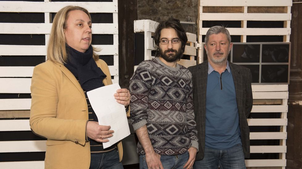 El fotógrafo corcubionés Senén Insua, inaugurando la exposición Femme en la Capela do Pilar