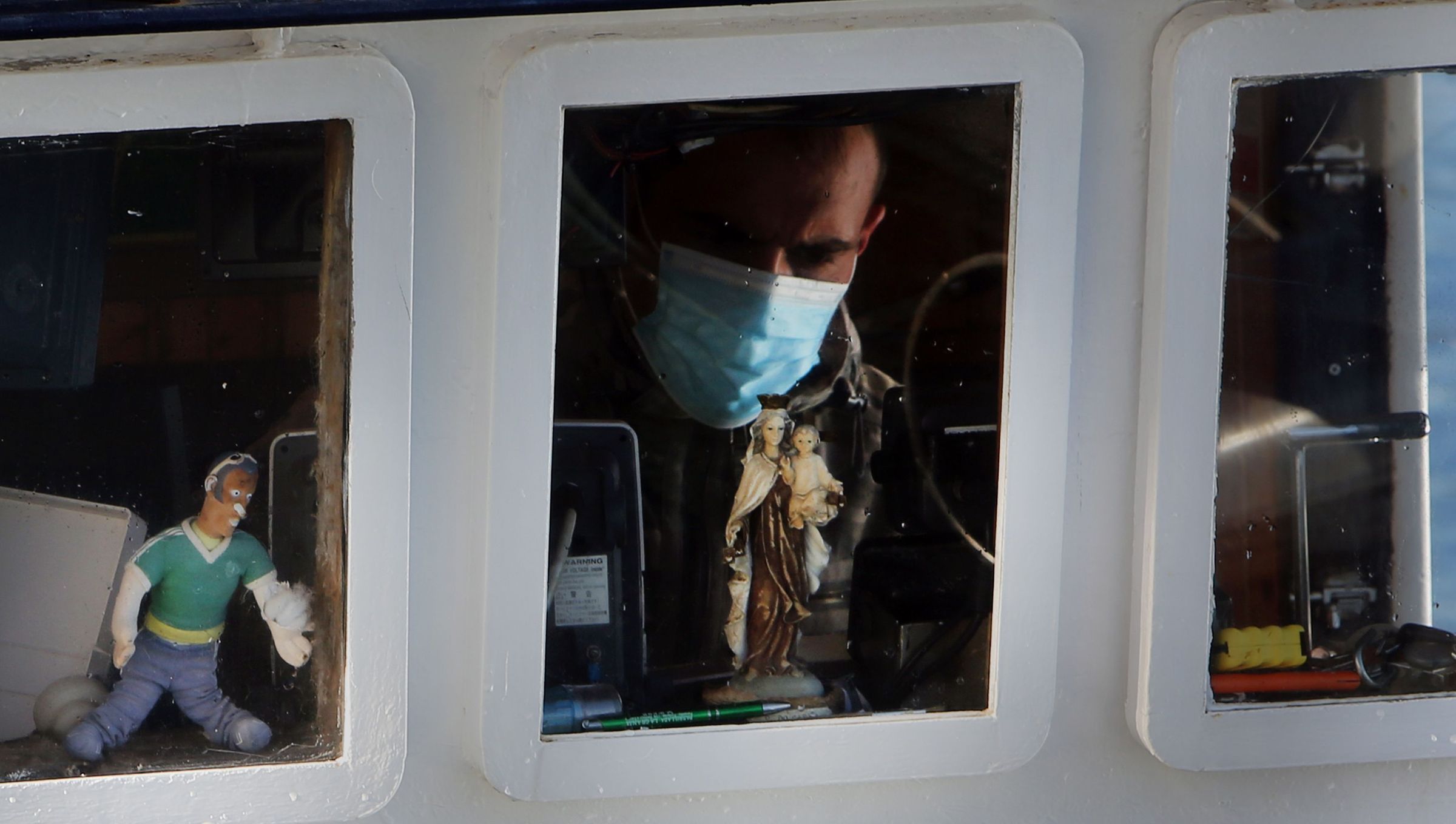 Na ponte dun barco de Cambados comparten protagonismo a Virxe do Carme e un boneco do Neng. 13/12/2021