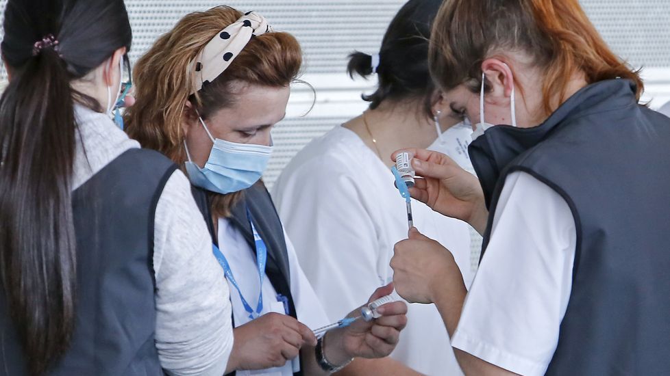 Vacunación masiva contra el Covid-19 con AstraZeneca para personas entre 60 y 65 años en el recinto ferial de Pontevedra