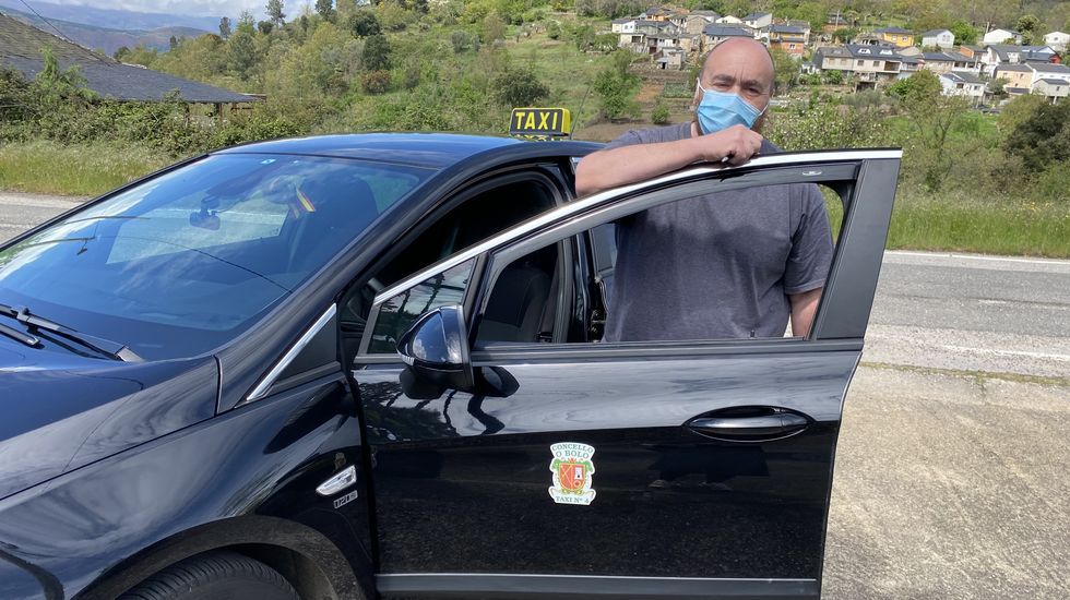 La vacunación a domicilio en el rural.Manuel Prieto es el taxista de O Bolo que se encarga de los traslados del personal sanitario