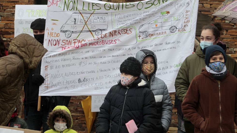 La asociación de padres del colegio Poeta Uxío Novoneyra quiere que el transporte escolar en O Courel siga como hsata ahora