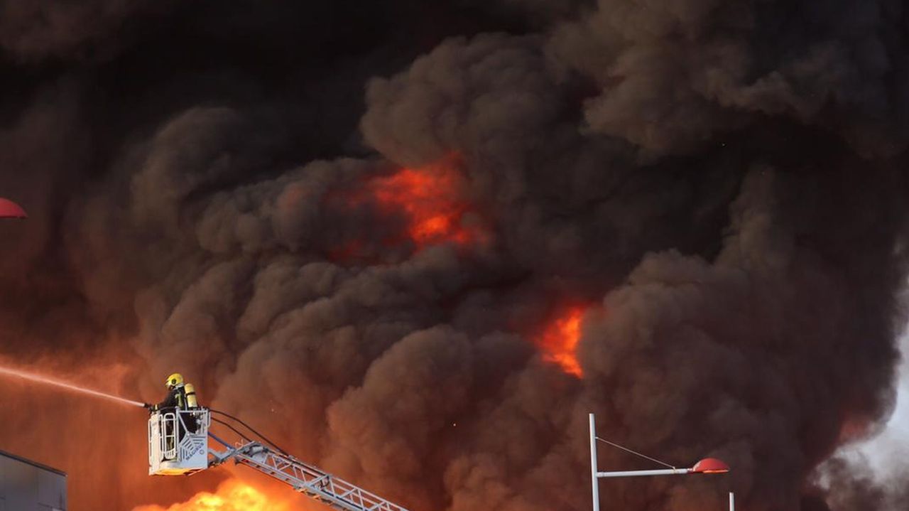 Así amaneció tras el incendio la fábrica de bolsas de papel de Narón