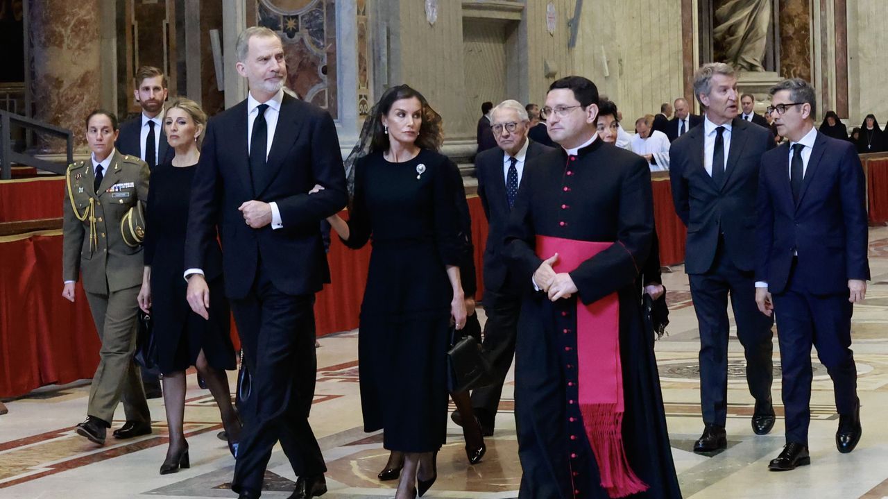 Los reyes Felipe y Letizia, junto a la delegaci�n espa�ola, en la Bas�lica de San Pedro para rendir tributo al papa Francisco antes del funeral