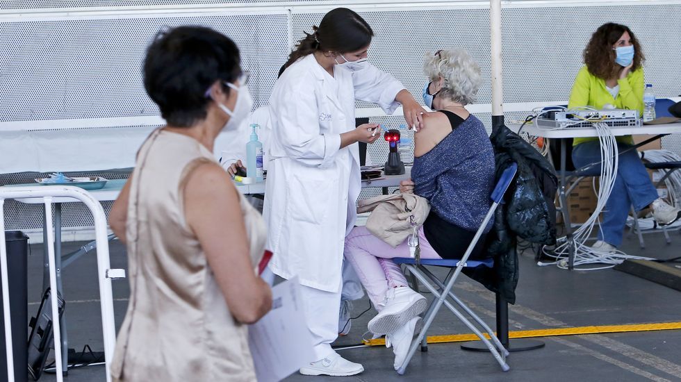 Vacunación masiva contra el Covid-19 con AstraZeneca para personas de entre 60 y 65 años en el recinto ferial de Pontevedra