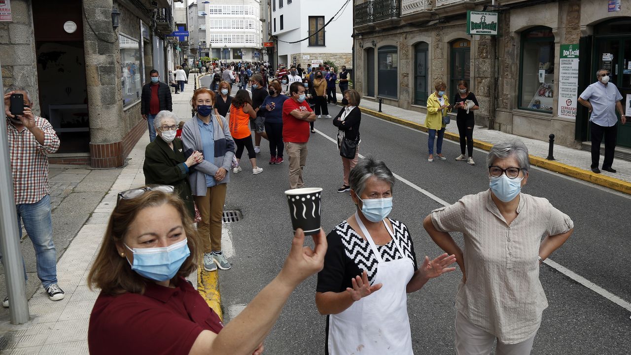 Protesta de los hosteleros por el cierre del municipio.Imagen de la protesta realizada en A Pobra el jueves