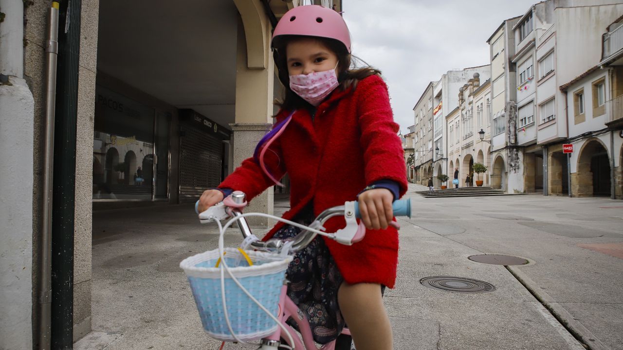El primer paseo de los niños de Barbanza, en imágenes.Los viandantes regresaron al paseo de Coroso