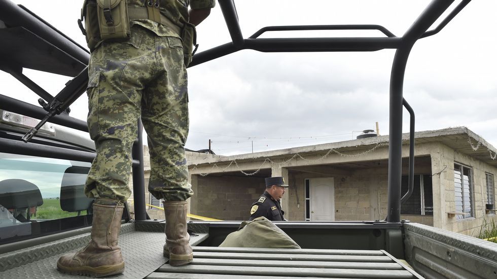 Los policías realizan labores de búsqueda para encontrar a el Chapo.