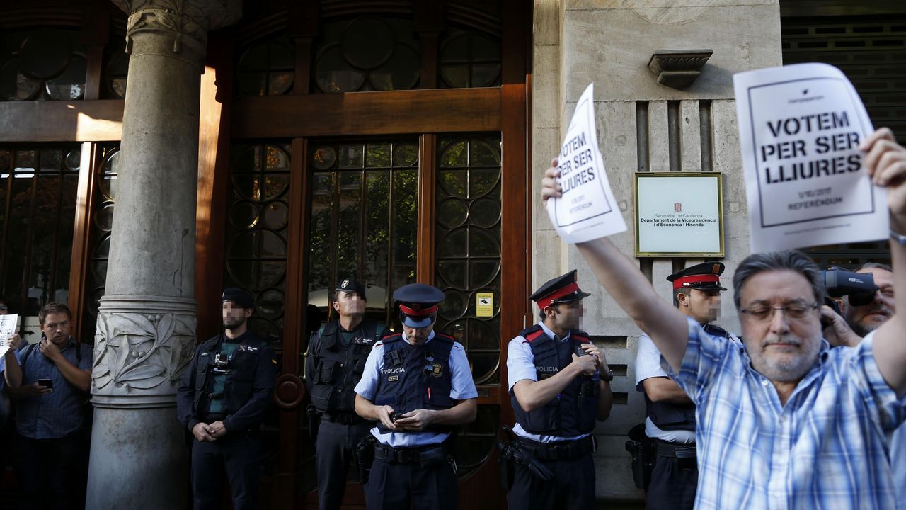 .Protesta ante la consellería de Economía de la Generalitat contra las detenciones llevadas a cabo por la Guardia Civil