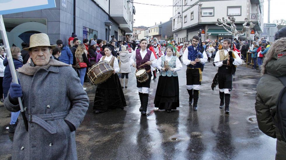 Mascarada ibérica.Cerca de 40 grupos y 800 personas participaron en la mascarada ibérica de Viana do Bolo
