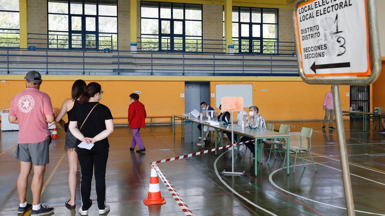 Por el coronavirus, Viveiro reubicó dos mesas electorales en la casa consistorial, donde en algunos momentos se formaron colas