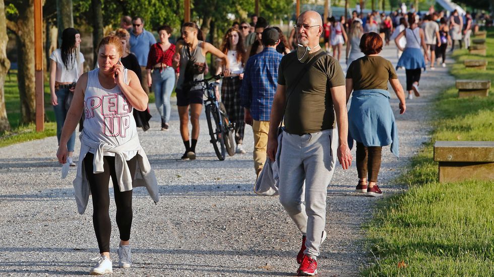 Miles de personas salen a pasear en Pontevedra en el segundo día de la desescalada