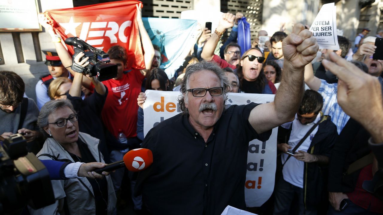 .Protesta ante la consellería de Economía de la Generalitat contra las detenciones llevadas a cabo por la Guardia Civil, en la que también participó el diputado de ERC Joan Tardà
