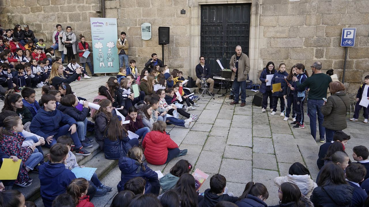 Dá da Poesía en Ourense con casi 400 alumnos en la Praza Maior y las escalinatas de Santa María Nai
