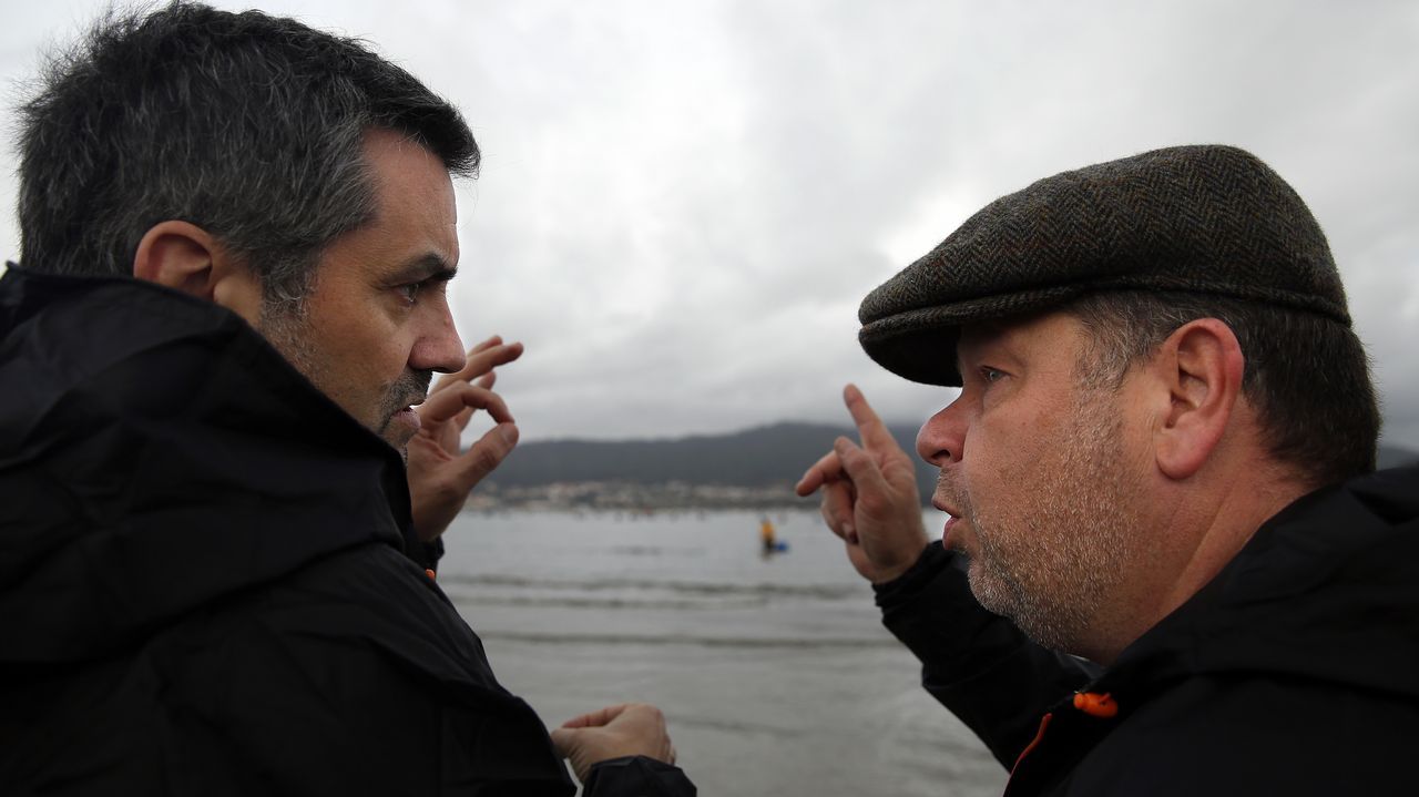 Alberto Chicote visita los bancos marisqueros de Testal en Noia
