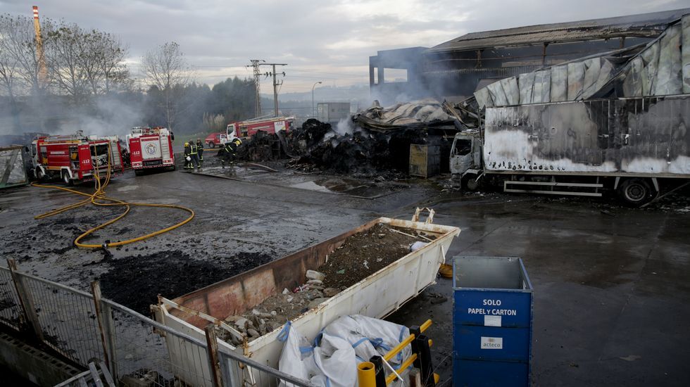 Cenizas tras el voraz incendio en la nave de reciclaje de Acteco en el polígono industrial de Sabón, en Arteixo