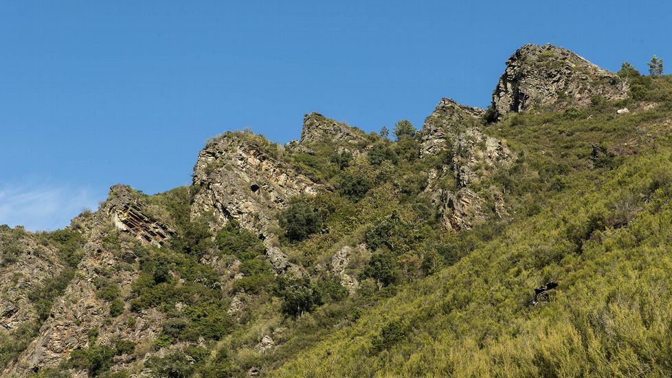 Otro aspecto de las formaciones rocosas del pliegue, vistas desde el camino
