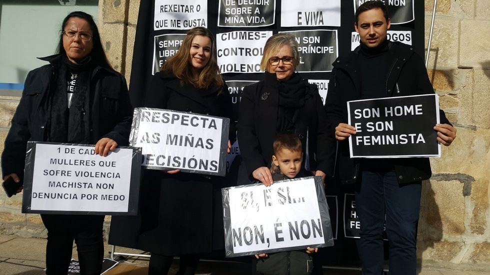 25n.En A Pobra de Trives hubo una andaina y una concentración en la praza do Pilón