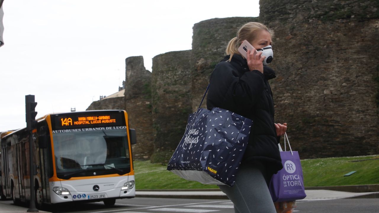 Con mascarillas ante la Muralla de Lugo