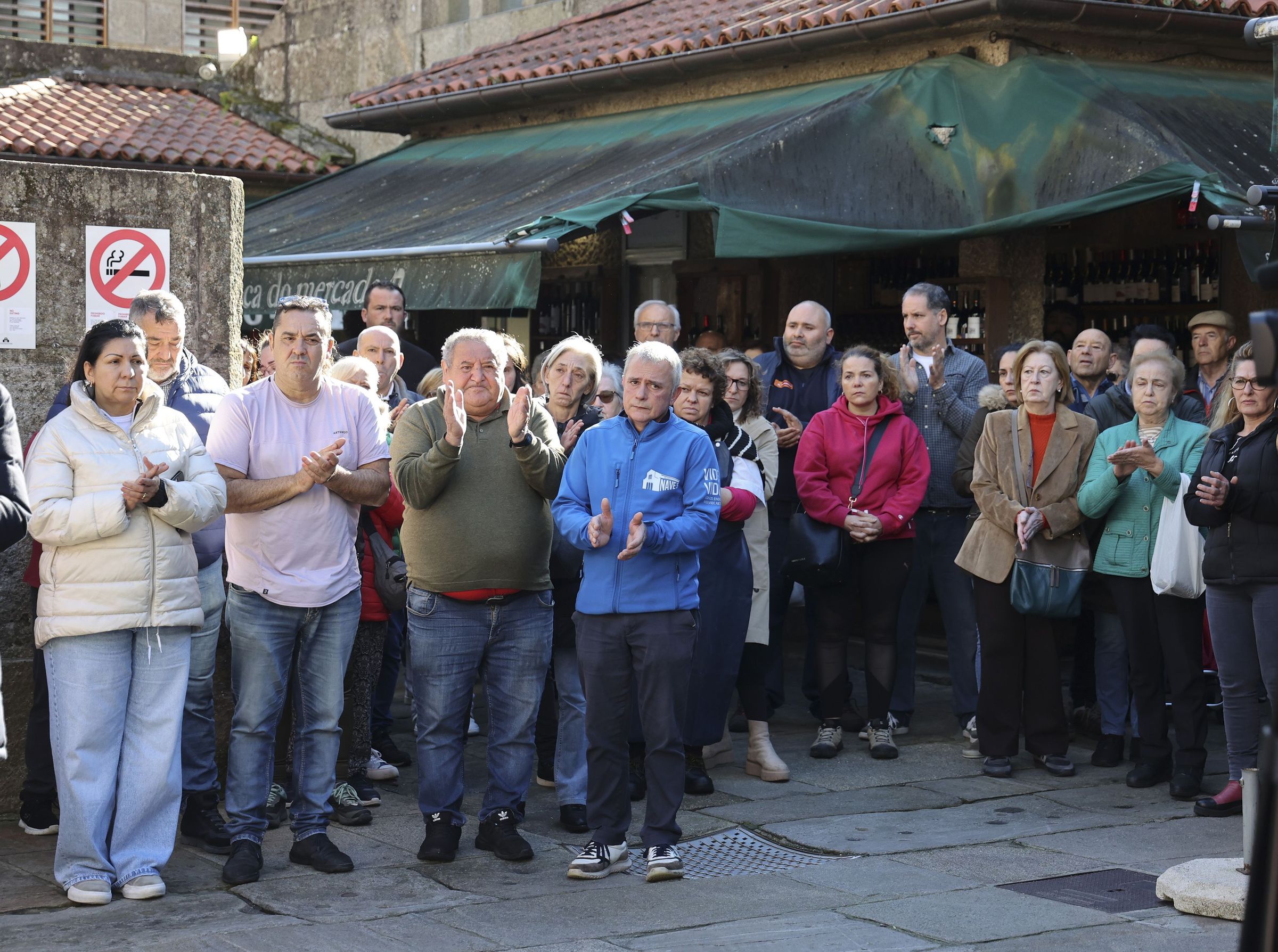 Os compaeiros de Antonio Costa, propietario do posto de carne Chelo & Muico, na Praza de Abastos de Santiago gardan un minuto de silencio polo seu asasinato. 12/11/2024