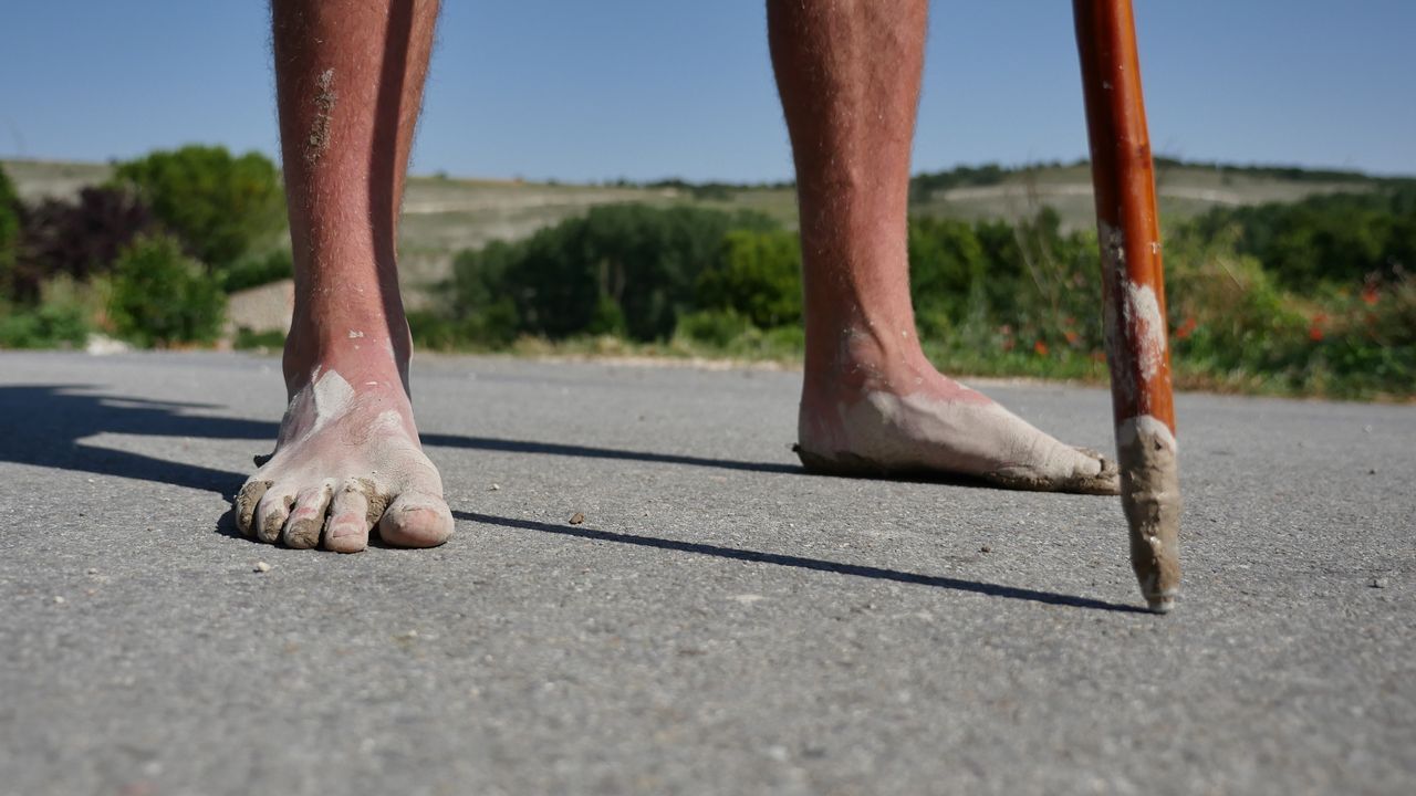 Los pies del primer descalzo con el que nos cruzamos, Gildas Nicot, de la Bretaña francesa