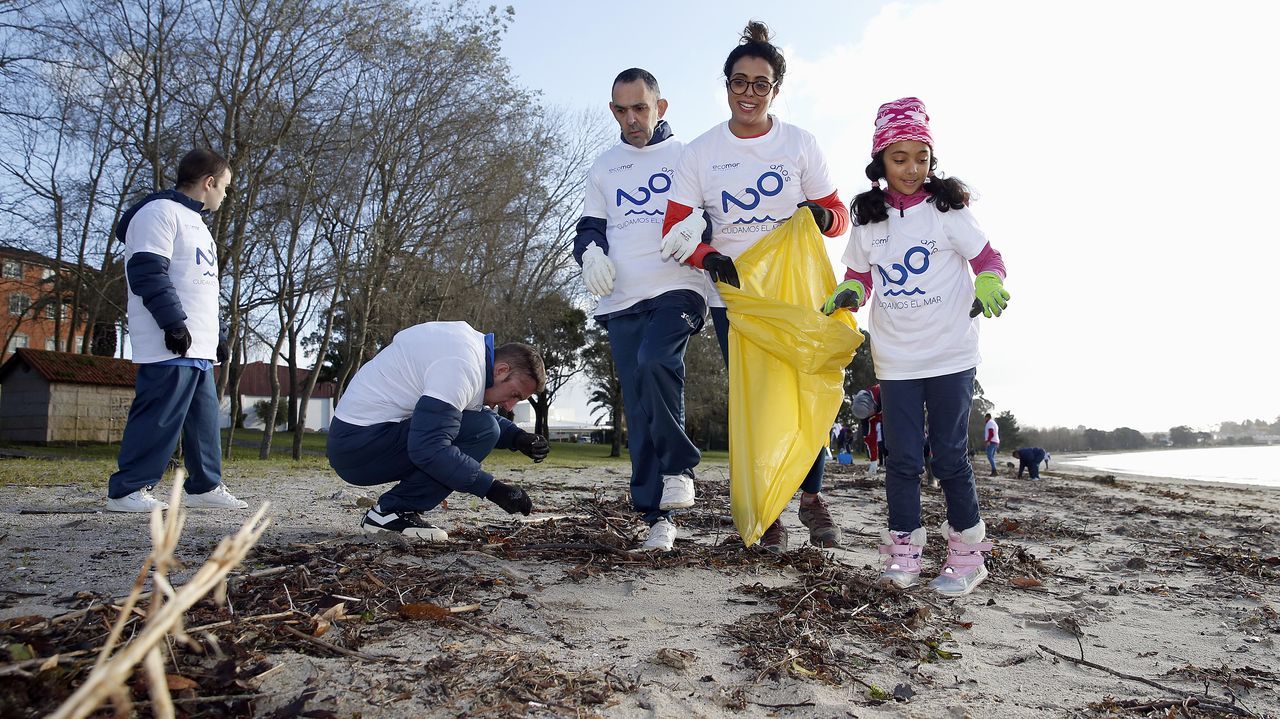 boiro. limpieza de playa de barraña del programa ecomar de jealsa