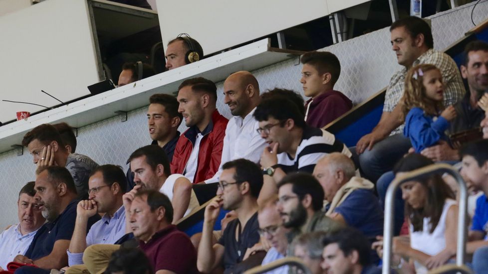Lucas, siguiendo el partido en el palco de Riazor