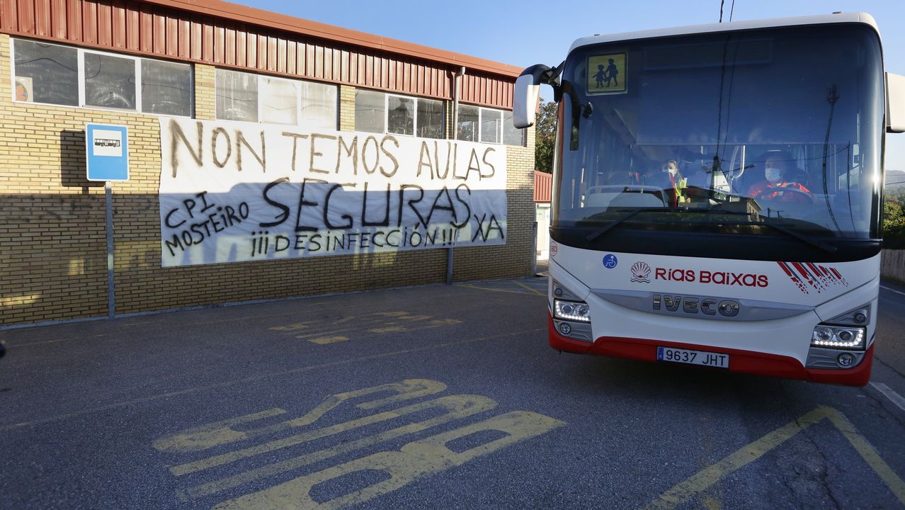 Pancarta de protesta contra la situación organizativa en los colegios en un centro de Arousa
