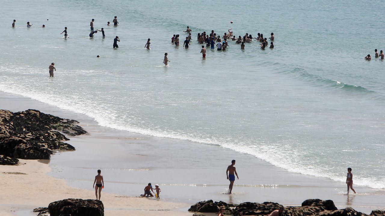 Bañistas en la playa de A Lanzada