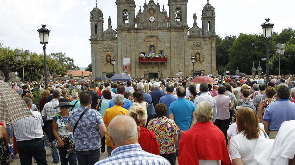 Multitudinaria procesión de Os Milagros en el santuario de Monte Medo en Baños de Molgas