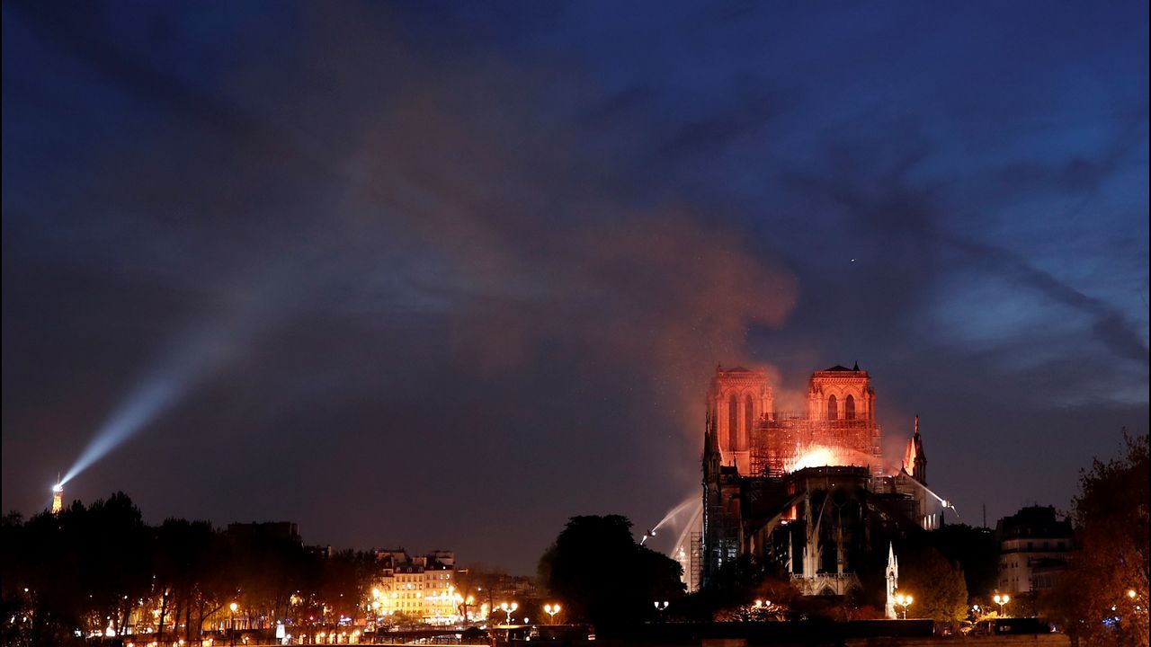 Unos bomberos dentro de la Catedral de Notre Dame