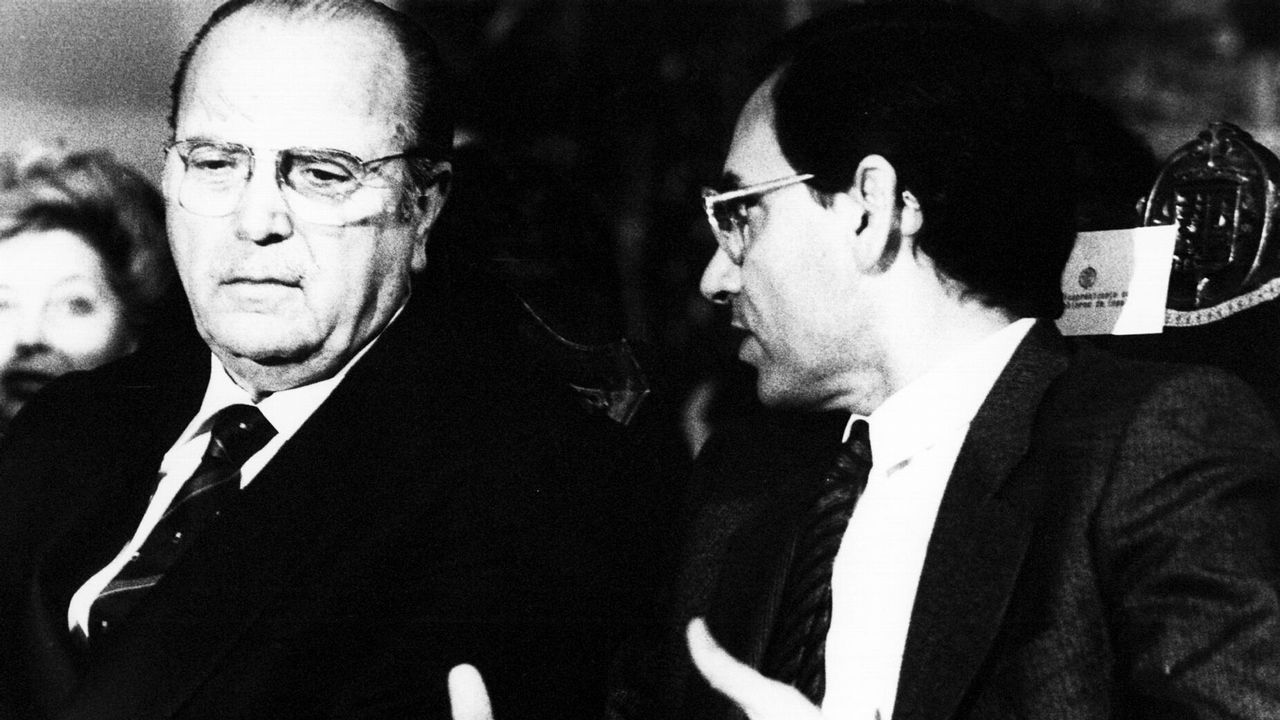 Alfonso Guerra como vicepresidente del Gobierno posa junto a Fernández Albor como presidente de la Xunta de Galicia.