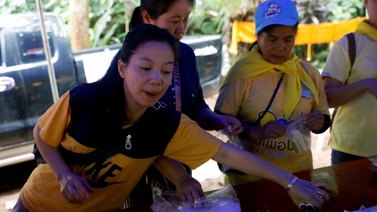 Las autoridades le rinden un homenaje a Saman Kunan, de 38 años, quien murió al intentar rescatar a los niños y a su entrenador.