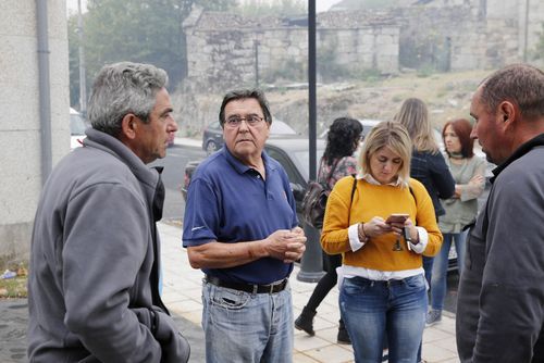 El alcalde de Carballeda de Avia, Luis Milia, charla con unos vecinos