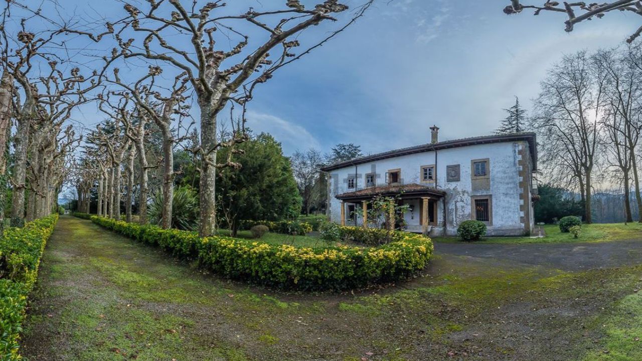 Vista de la entrada de la casa en San Cucao (Llanera) que vende la familia Franco por cinco millones de euros