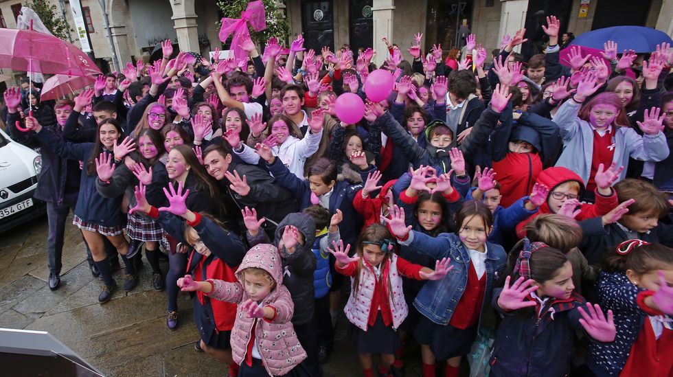 Manos levantadas por el cáncer de mama
